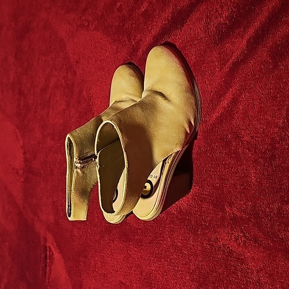 Tan Guess boots - Picture 3 of 6